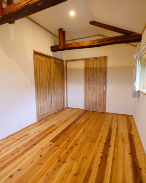 ･:*+.性能向上リノベーション･:*+.

立派な梁を残したまま、断熱性能と気密性能を高めた
性能向上リノベーションした住宅です。

家づくりを検討する際、
リフォームやリノベーションも選択肢の一つにしてみて下さいね！

群馬県で新築高性能住宅からリフォーム、リノベーション、
外構工事などお家に関わる
あらゆる施工を行なっています。

いいね！フォロー、とても嬉しいです😊
ーーーーーーーーーーーーーーーーー
🏠想いをかたちに　
住人十色の家づくり

有限会社　建徳
HP: https://www.ken-toku.co.jp/
ーーーーーーーーーーーーーーーーーー