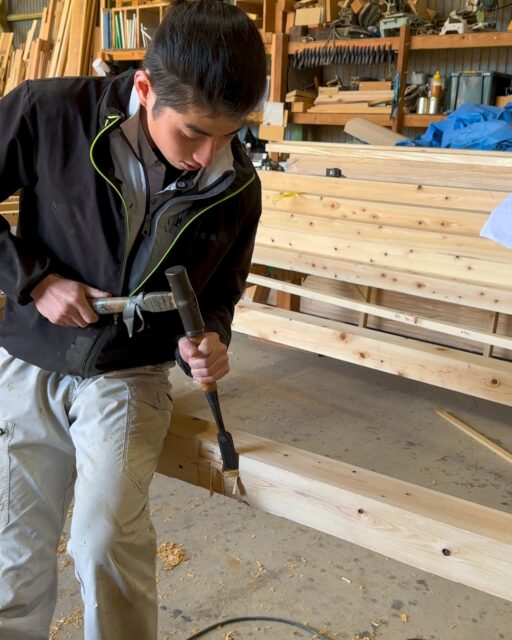 ･:*+.見習い大工の手仕事･:*+.

建徳2年目の見習い大工さんの、ある日の作業場での手仕事です。
大工道具の使い方も慣れてきました。

家づくりを考えている方、ぜひ保存して参考にしてください！
「なるほど！」「知らなかった！」と思ったら、いいねも嬉しいです！
ーーーーーーーーーーーーーーーーー
🏠想いをかたちに　
住人十色の家づくり

有限会社　建徳
HP: https://www.ken-toku.co.jp/
ーーーーーーーーーーーーーーーーー