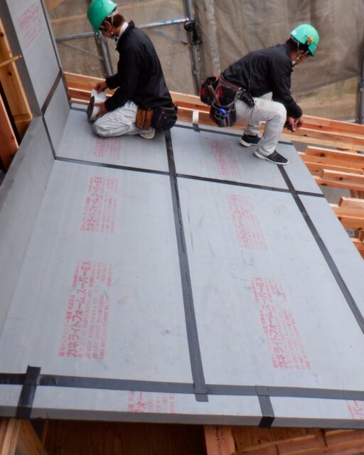 ･:*+.屋根断熱･:*+.

屋根の工事の様子です。

群馬県沼田市で新築住宅からリフォーム、リノベーション、
外構工事などお家に関わる
あらゆる施工を行なっています。

いいね！フォロー、とても嬉しいです😊

ーーーーーーーーーーーーーーーーー
🏠想いをかたちに　
住人十色の家づくり

有限会社　建徳
HP: https://www.ken-toku.co.jp/
ーーーーーーーーーーーーーーーーー