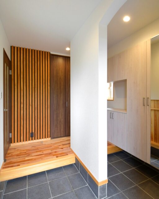 ･:*+.ファミリー玄関･:*+.

家族用と来客用に分けたタイプの玄関です。
家族用には大きなシューズクローゼットや
傘を建てられるニッチを採用しました。

急な来客も、すっきりとした玄関でお迎えできますね。

家づくりを考えている方、ぜひ保存して参考にしてください！
「なるほど！」「知らなかった！」と思ったら、いいねも嬉しいです！
ーーーーーーーーーーーーーーーーー
🏠想いをかたちに　
住人十色の家づくり

有限会社　建徳
HP: https://www.ken-toku.co.jp/
ーーーーーーーーーーーーーーーーー