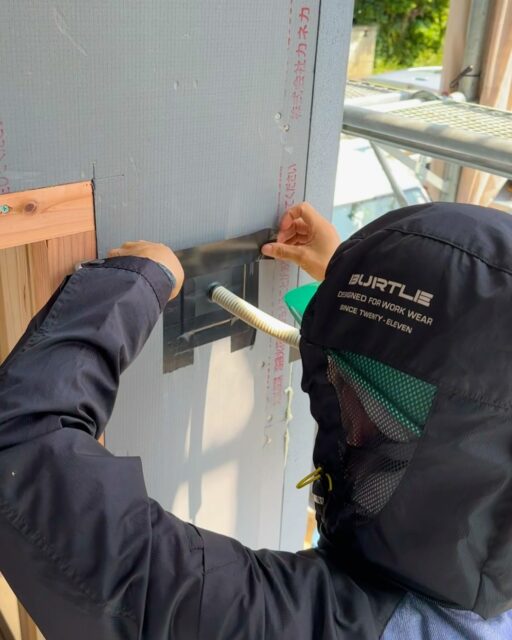 📍群馬県で高性能住宅を手がける工務店

高気密住宅の為に私たち工務店ができること、
それは大工の一つ一つ丁寧な作業です。

作業をする職人により仕上がりに差が出ないよう、
場所ごとに専用部材を使用して防水処理を行います。
この断熱材の下には耐力面材を使用し、
そこで気密を取っています。

これらのこだわりが、お施主様にも喜ばれる
高性能住宅へつながります。

いいね！と思ったら
家づくりの時に参考にしてもらえるように、
保存をおすすめします。
ーーーーーーーーーーーーーーーーー
🏠未来へ、つなぐ家

有限会社　建徳
HP: https://www.ken-toku.co.jp/
ーーーーーーーーーーーーーーーーー