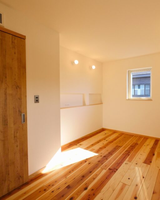 📍群馬県で高性能住宅を手がける工務店

【寝室】
寝室の一角には、ウォークインクローゼットを設けました。
可動式の収納棚は自由自在で使いやすそうですね。

群馬県で新築高性能住宅からリフォーム、リノベーション、
外構工事などお家に関わる
あらゆる施工を行なっています。

いいね！フォロー、とても嬉しいです😊
ーーーーーーーーーーーーーーーーー
🏠未来へ、つなぐ家

有限会社　建徳
HP: https://www.ken-toku.co.jp/
ーーーーーーーーーーーーーーーーーー