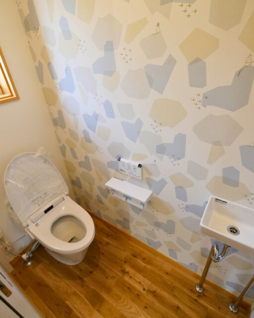 📍群馬県で高性能住宅を手がける工務店

【クロスが可愛いトイレ】

プライベート空間だからこそできる
自分好みのアクセントクロス。
気に入ったクロスがあっても、
リビングや寝室には抵抗がある・・・
という場合は、
トイレなど面積が小さくプライベートな空間での使用をお勧めします！

家づくりを考えている方、ぜひ保存して参考にしてください！
「なるほど！」「知らなかった！」と思ったら、いいねも嬉しいです！
ーーーーーーーーーーーーーーーーー
🏠未来へ、つなぐ家

有限会社　建徳
HP: https://www.ken-toku.co.jp/
ーーーーーーーーーーーーーーーーーー