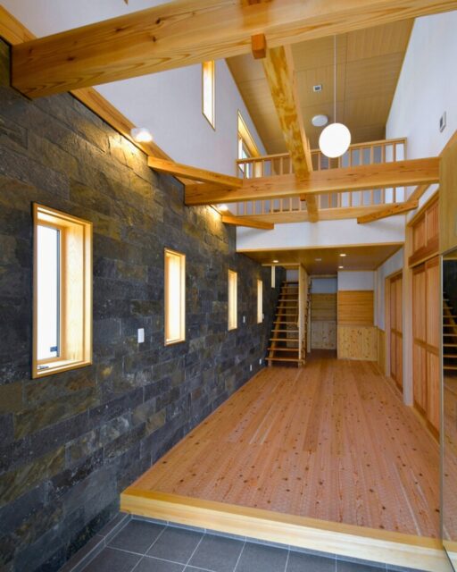 📍群馬県で高性能住宅を手がける工務店

【玄関】
立派な梁と石張りの壁が高級感ある
広々玄関ホールです。

家づくりを考えている方、ぜひ保存して参考にしてください！
「なるほど！」「知らなかった！」と思ったら、いいねも嬉しいです！
ーーーーーーーーーーーーーーーーー
🏠未来へ、つなぐ家

有限会社　建徳
HP: https://www.ken-toku.co.jp/
ーーーーーーーーーーーーーーーーーー