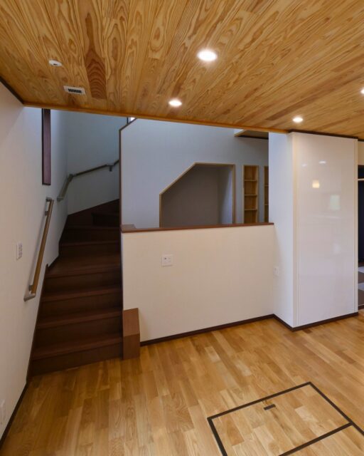 📍群馬県で高性能住宅を手がける工務店

【スキップフロアのある暮らし】

縦の空間を有効利用して、
スキップフロアを採用したお家です。
作業デスクを設置したので、
パソコンでお仕事をしながらリビングの様子を
見渡すことができます。

また、階段下部分をヌックにしたので、
お子様も秘密基地のように楽しめます。

家づくりを考えている方、ぜひ保存して参考にしてください！
「なるほど！」「知らなかった！」と思ったら、いいねも嬉しいです！

家づくりを考えている方、ぜひ保存して参考にしてください！
「なるほど！」「知らなかった！」と思ったら、いいねも嬉しいです！
ーーーーーーーーーーーーーーーーー
🏠未来へ、つなぐ家

有限会社　建徳
HP: https://www.ken-toku.co.jp/
ーーーーーーーーーーーーーーーーーー