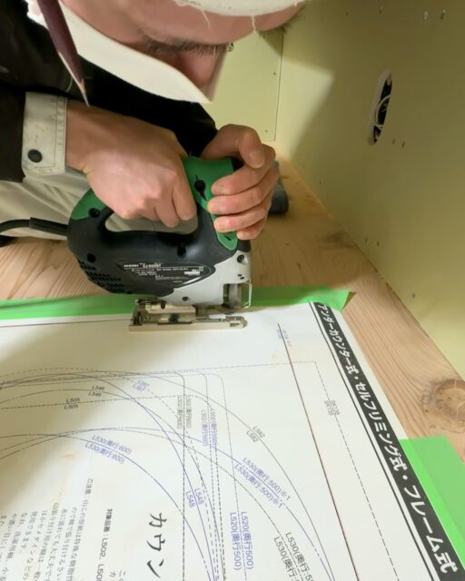 📍群馬県で高性能住宅を手がける工務店

【造作洗面カウンター】
大工さんだからこそできる造作です。
既製品にはない味わいですね。

家づくりを考えている方、ぜひ保存して参考にしてください！
「なるほど！」「知らなかった！」と思ったら、いいねも嬉しいです！
ーーーーーーーーーーーーーーーーー
🏠未来へ、つなぐ家

有限会社　建徳
HP: https://www.ken-toku.co.jp/
ーーーーーーーーーーーーーーーーーー