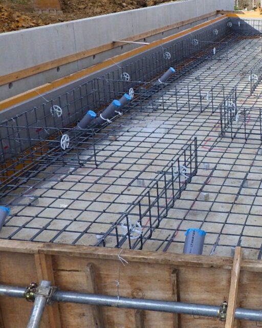 📍群馬県で高性能住宅を手がける工務店

【シロアリ侵入防止】
建徳のシロアリに強い家として
ソーラーサーキット工法では
土間に埋まる配管にもステンレスメッシュを取り付けて
物理的にシロアリの侵入を防ぐ施工をしています。

家づくりを考えている方、ぜひ保存して参考にしてください！
「なるほど！」「知らなかった！」と思ったら、いいねも嬉しいです！
ーーーーーーーーーーーーーーーーー
🏠未来へ、つなぐ家

有限会社　建徳
HP: https://www.ken-toku.co.jp/
ーーーーーーーーーーーーーーーーーー