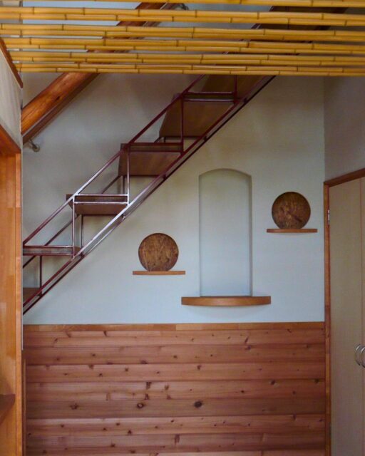 📍群馬県で高性能住宅を手がける工務店

【素材を楽しむ家】

様々な木の素材や、階段にはアイアンも使用した
素材を楽しむ家です。

家づくりを考えている方、ぜひ保存して参考にしてください！
「なるほど！」「知らなかった！」と思ったら、いいねも嬉しいです！
ーーーーーーーーーーーーーーーーー
🏠未来へ、つなぐ家

有限会社　建徳
HP: https://www.ken-toku.co.jp/
ーーーーーーーーーーーーーーーーーー