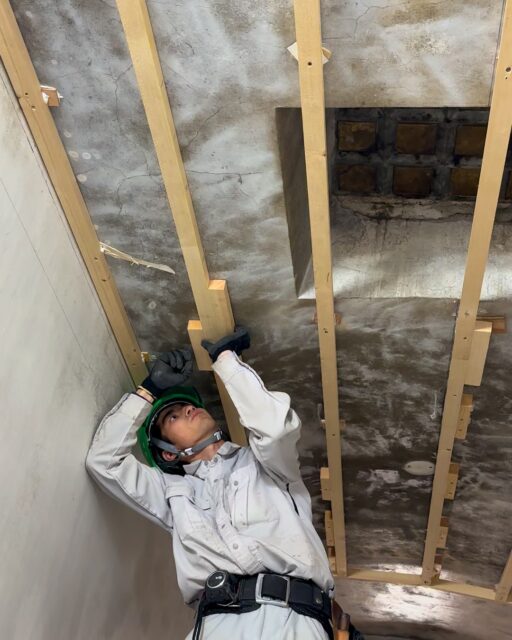 旅館の修繕工事です。
今回は、天井の張り替えを行いました。

一般住宅だけでなく、旅館や店舗、公共工事まで
様々な施工に対応できます！

いいね！と思ったら
家づくりの時に参考にしてもらえるように、
保存をおすすめします。
ーーーーーーーーーーーーーーーーー
🏠未来へ、つなぐ家

有限会社　建徳
電話：0278−23−7987
HP: https://www.ken-toku.co.jp/
ーーーーーーーーーーーーーーーーー