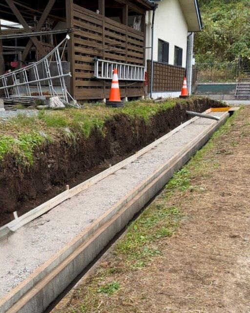 擁壁工事の様子です。
建徳では、家づくり以外にも
こういった外構工事や土木工事も行っています。

いいね！と思ったら
家づくりの時に参考にしてもらえるように、
保存をおすすめします。
ーーーーーーーーーーーーーーーーー
🏠未来へ、つなぐ家

有限会社　建徳
電話：0278−23−7987
HP: https://www.ken-toku.co.jp/
ーーーーーーーーーーーーーーーーー