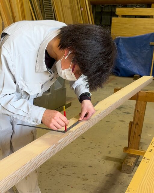 📍高性能住宅にこだわる、群馬県の工務店

作業場での木材加工の様子です。
一つ一つ丁寧に、現場での作業がスムーズに行えるよう段取りをします。

いいね！と思ったら
家づくりの時に参考にしてもらえるように、
保存をおすすめします。
ーーーーーーーーーーーーーーーーー
🏠未来へ、つなぐ家

有限会社　建徳
HP: https://www.ken-toku.co.jp/
ーーーーーーーーーーーーーーーーー
