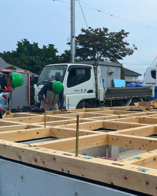 いよいよ始まる、家づくり
／
群馬県の高性能住宅
＼

たくさんの打ち合わせを経て、
いよいよ想いが形になるスタートです！
大工さんの腕の見せ所がたくさん。

建徳では、自社大工が責任を持って家を作り上げます。
実はそれって、すごく大切なことなんですよ。

家づくりの参考にしたい方、保存しておいてくださいね！
ーーーーーーーーーーーーーーーーー
🏠未来へ、つなぐ家

有限会社　建徳
電話：0278−23−7987
HP: https://www.ken-toku.co.jp/
ーーーーーーーーーーーーーーーーー