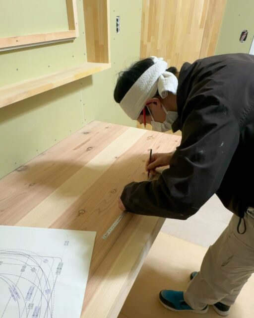 造作洗面台の製作の様子です。
自社大工がいる建徳では、
洗面台以外にも、収納棚やキッチンカウンターなど
あらゆる造作家具を手掛けています。

いいね！と思ったら
家づくりの時に参考にしてもらえるように、
保存をおすすめします。
ーーーーーーーーーーーーーーーーー
🏠未来へ、つなぐ家

有限会社　建徳
電話：0278−23−7987
HP: https://www.ken-toku.co.jp/
ーーーーーーーーーーーーーーーーー