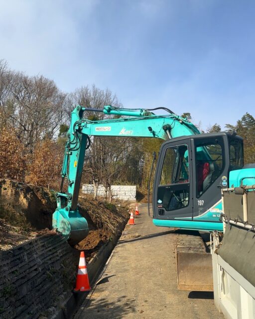 ＼土砂崩れ復旧作業／
工務店の土木作業

大雨による土砂崩れの復旧作業の様子です。
建徳では、家づくりはもちろん外構工事やこういった土木工事も行っています。

暑い日も寒い日も、地域の安全を守るお仕事をする土木部のスタッフ。
いつもありがとうございます！

いいね！と思ったら
家づくりの時に参考にしてもらえるように、
保存をおすすめします。
ーーーーーーーーーーーーーーーーー
🏠未来へ、つなぐ家

有限会社　建徳
電話：0278−23−7987
HP: https://www.ken-toku.co.jp/
ーーーーーーーーーーーーーーーーー