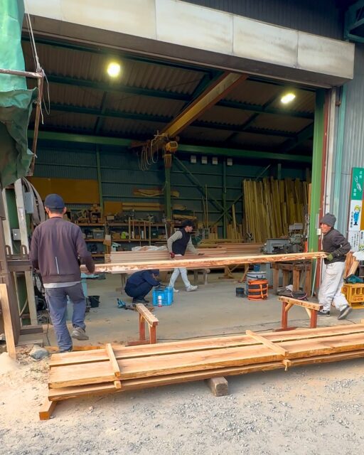 ＼ある日の作業場／
工務店の大工さんの、ある日の1日です。
この日は木材の加工をメインに行いました。
プレカットが主流なこの時代ですが、
建徳では大工さん達が加工を行うこともあります。
だからこそ、現場への愛着もより湧きやすいですよね。

いいね！と思ったら
家づくりの時に参考にしてもらえるように、
保存をおすすめします。
ーーーーーーーーーーーーーーーーー
🏠未来へ、つなぐ家

有限会社　建徳
電話：0278−23−7987
HP: https://www.ken-toku.co.jp/
ーーーーーーーーーーーーーーーーー