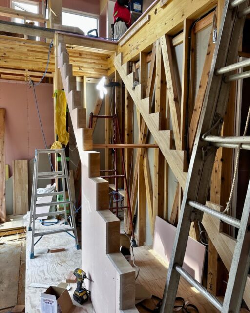 ＼異素材を使った階段／

新築住宅の階段ができるまでの様子です。
手すりにはアイアンを使用し
スタイリッシュな印象の階段になりました。

群馬で家づくりをお考えの方、
あとで見返せるよう、保存しておいてください。
ーーーーーーーーーーーーーーーーー
🏠未来へ、つなぐ家

有限会社　建徳
電話：0278−23−7987
HP: https://www.ken-toku.co.jp/
ーーーーーーーーーーーーーーーーー