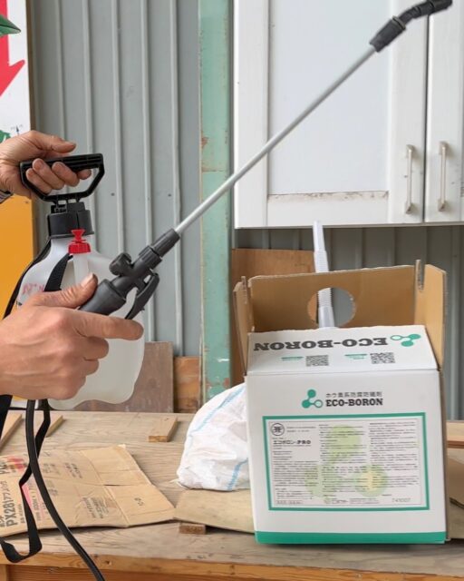 ＼防蟻剤エコボロンPRO散布／

使用する木材にエコボロンPROを散布する様子です。
建徳では、農薬系の人体に悪影響を及ぼしやすいシロアリ予防剤は使用せず、
自然素材のホウ酸塩を主成分としたエコボロンPROを使用しています。

お施主様にも、施工する社員の体にもどちらにも安全な
シロアリ予防剤です。
農薬系の予防剤のように揮発せず、木材への浸透力も高いので
効果も長く続きます。

健康住宅を目指すなら、防蟻剤にもこだわる工務店を選んでくださいね。

ーーーーーーーーーーーーーーーーー
🏠未来へ、つなぐ家

有限会社　建徳
電話：0278−23−7987
HP: https://www.ken-toku.co.jp/
ーーーーーーーーーーーーーーーーー