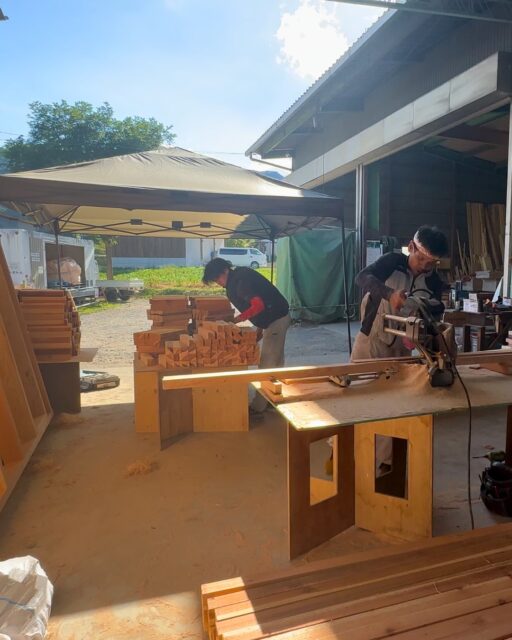 ＼ある日の作業場／

家を建てる前の木材を加工する作業も
大工さんにとって大切な仕事です。
その仕事を黙々とこなす大工さん、
かっこいいです。

ーーーーーーーーーーーーーーーーー
🏠未来へ、つなぐ家

有限会社　建徳
電話：0278−23−7987
HP: https://www.ken-toku.co.jp/
ーーーーーーーーーーーーーーーーー