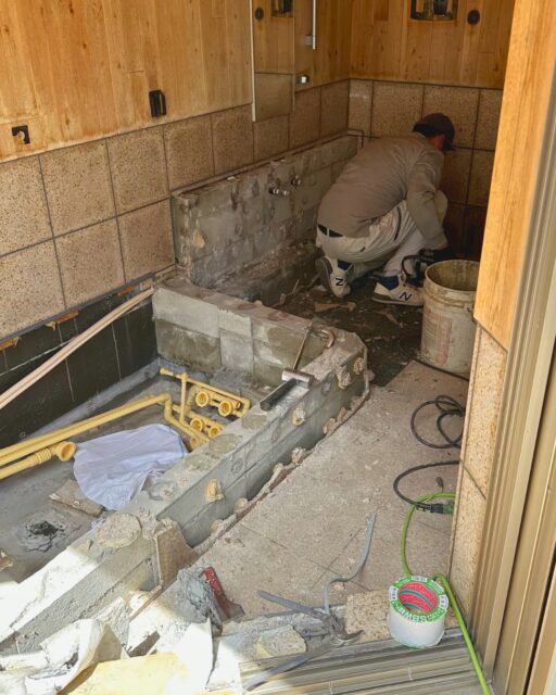 浴室リフォームのための解体が始まりました。
建徳では新築住宅だけでなく、水回りのリフォームから
性能向上リノベーションまで幅広く対応しています。

いいね！と思ったら
家づくりの時に参考にしてもらえるように、
保存をおすすめします。

ーーーーーーーーーーーーーーーーー
🏠未来へ、つなぐ家

有限会社　建徳
電話：0278−23−7987
HP: https://www.ken-toku.co.jp/
ーーーーーーーーーーーーーーーーー