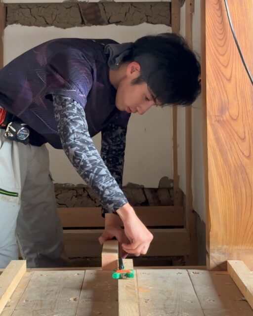 歴史ある古民家のリノベーション工事の様子です。

新築住宅はもちろんですが、
空き家や中古住宅をリノベーションして
生まれ変わらせる新しい暮らしの方法も
人気です。

群馬で家づくりを考えている方、
新築かリノベーションか迷ってる方、
お気軽にご相談くださいね。
ーーーーーーーーーーーーーーーーー
🏠未来へ、つなぐ家

有限会社　建徳
電話：0278−23−7987
HP: https://www.ken-toku.co.jp/
ーーーーーーーーーーーーーーーーー