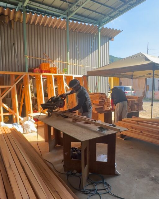 ＼ある日の作業場／

家を建てる大工さんの大切な仕事、木材の加工です。
プレカットが主流になっているこの時代ですが、
家具を造作するための材料を加工したり、
部材によっては現場の大工さんが自ら機械や手作業で
木材の加工をすることもあります。

派手な仕事ではありませんが、家をつくるための
大切な作業です。

群馬で家づくりをする方は、ぜひ保存して参考にしてくださいね。
ーーーーーーーーーーーーーーーーー
🏠未来へ、つなぐ家

有限会社　建徳
電話：0278−23−7987
HP: https://www.ken-toku.co.jp/
ーーーーーーーーーーーーーーーーー