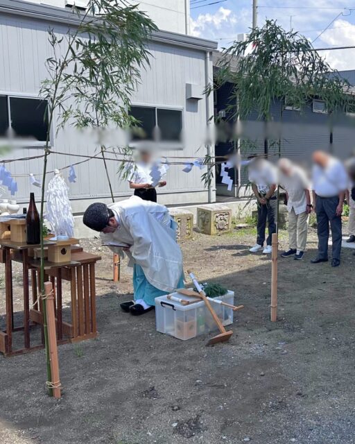 ＼神社再建工事、地鎮祭⛩️／

先日、西原新町区にある十二山神社の再建工事に向けた
地鎮祭が行われました。

建徳では、住宅の建築はもちろん
神社やお寺の改修工事等の実績もあります。
大工の技術に自信と信頼があるからこその
実績だと思っています。

これから始まる神社の再建工事、
こちらでも経過をお伝えできるかと思いますので
楽しみにしていてくださいね。

ーーーーーーーーーーーーーーーーー
🏠未来へ、つなぐ家

有限会社　建徳
電話：0278−23−7987
HP: https://www.ken-toku.co.jp/
ーーーーーーーーーーーーーーーーー