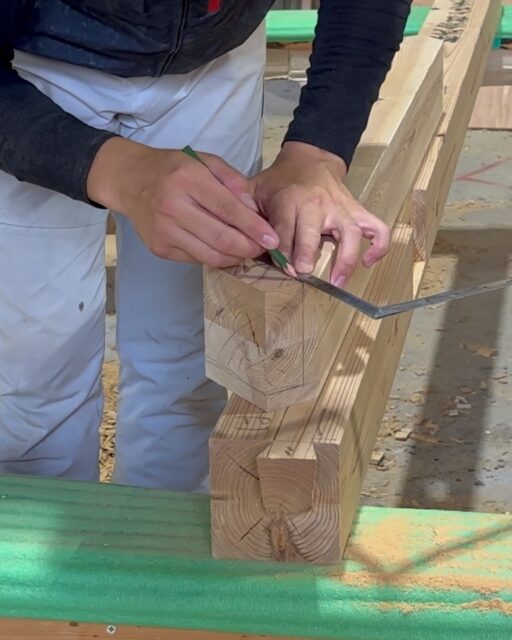 ＼ある日の作業場／

大工さんが作業場で木材の加工をしています。
寸法を測りミリ単位での微調整を行います。
プレカットと手作業、どちらも使い分けながら大工さんの仕事が成り立っています。

ーーーーーーーーーーーーーーーーー
🏠未来へ、つなぐ家

有限会社　建徳
電話：0278−23−7987
HP: https://www.ken-toku.co.jp/
ーーーーーーーーーーーーーーーーー