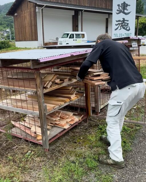 ＼DIY好きさん必見！廃材リサイクル／

どうしても木材の加工で出てしまう廃材。
捨ててしまえばただのゴミだけど、
誰かの役に立つかもしれない。
DIYにはもちろん、キャンプの燃し木、
これからの時期には夏休みの工作材料にも。

建徳ではSDGsにも積極的に取り組んでいるので、
ゴミの分別はもちろん
このように、廃材もゴミとしてではなく
使ってくれる人を探す取り組みを行っています。

もちろん無料でご自由にお持ち帰りいただけます。
詳しい場所は、DM・お電話など
どこからでもお問い合わせくださいね。

ーーーーーーーーーーーーーーーーー
🏠未来へ、つなぐ家

有限会社　建徳
電話：0278−23−7987
HP: https://www.ken-toku.co.jp/
ーーーーーーーーーーーーーーーーー