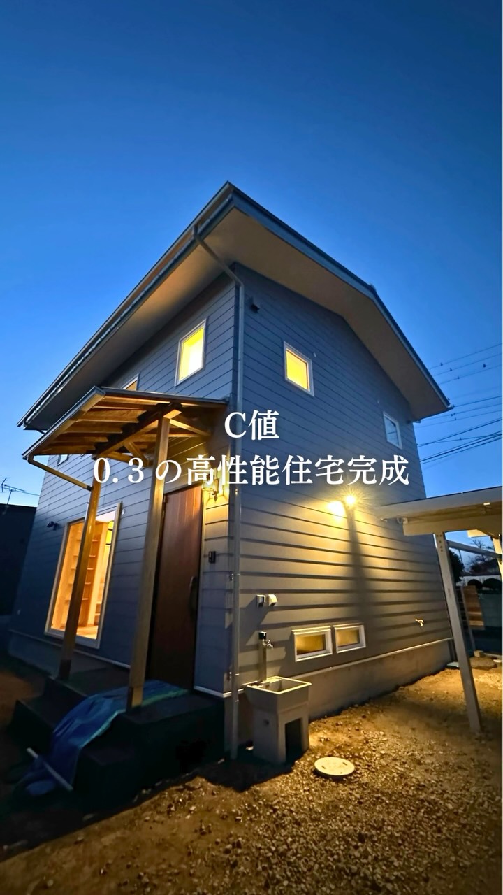 ＼C値0.３はここで決まる／

気密性能は、壁の中より「貫通部」で差が出ます。
配管まわりは空気が抜けやすいので、
すき間を潰して、テープは「貼る」だけでなく「押さえる」
ことが大切。
スリーブ周りは専用部材も使って、最後は手で浮きと隙間を確認します。

こういう地味な積み重ねが、
自信を持って高気密住宅と言える家づくりができる工務店の誇りです。

いいね！と思ったら
家づくりの時に参考にしてもらえるように、
保存をおすすめします。
ーーーーーーーーーーーーーーーーー
🏠未来へ、つなぐ家

有限会社　建徳
電話：0278−23−7987
HP: https://www.ken-toku.co.jp/
ーーーーーーーーーーーーーーーーー