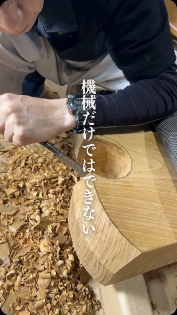 地元の神社、再建工事。

現在は、作業場で木材の加工を進めています。

機械で加工できるところは機械で。
そして、細かな部分は大工の手で。

木を見て、刻んで、削って、確かめる。

一般住宅とはまた違う加工も多く、
大工の技術が随所に必要になる仕事です。

まだ現場で組み上げる前の段階ですが、
少しずつ形になっていく様子も
これからお伝えしていきます。
ーーーーーーーーーーーーーーーーー
🏠未来へ、つなぐ家

有限会社　建徳
電話：0278−23−7987
HP: https://www.ken-toku.co.jp/
ーーーーーーーーーーーーーーーーー